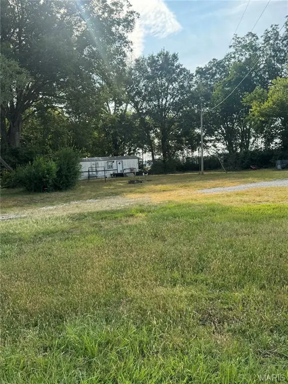 10444 Slant RD, Carlyle, IL 62231