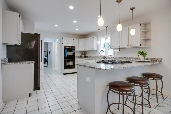 176 Adler DR, Libertyville, IL 60048