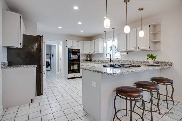 176 Adler DR, Libertyville, IL 60048