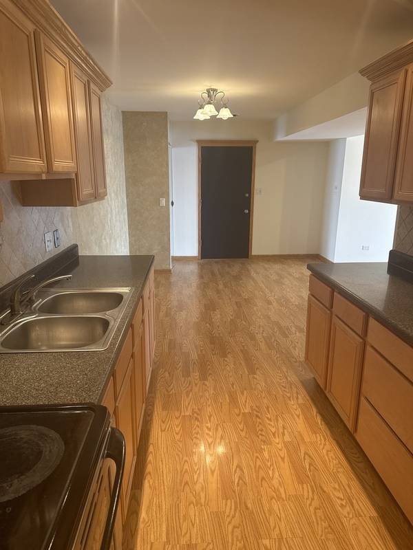 5721 CIRCLE DR #304, Oak Lawn, IL 60453