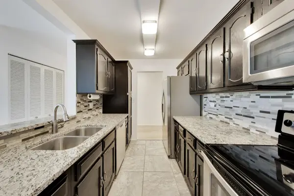 907 Curtiss ST #404, Downers Grove, IL 60515