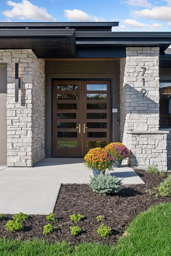 719 Ensconced WAY, Chaska, MN 55318