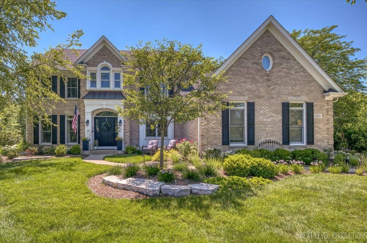 3201 Greenwood LN, St. Charles, IL 60175