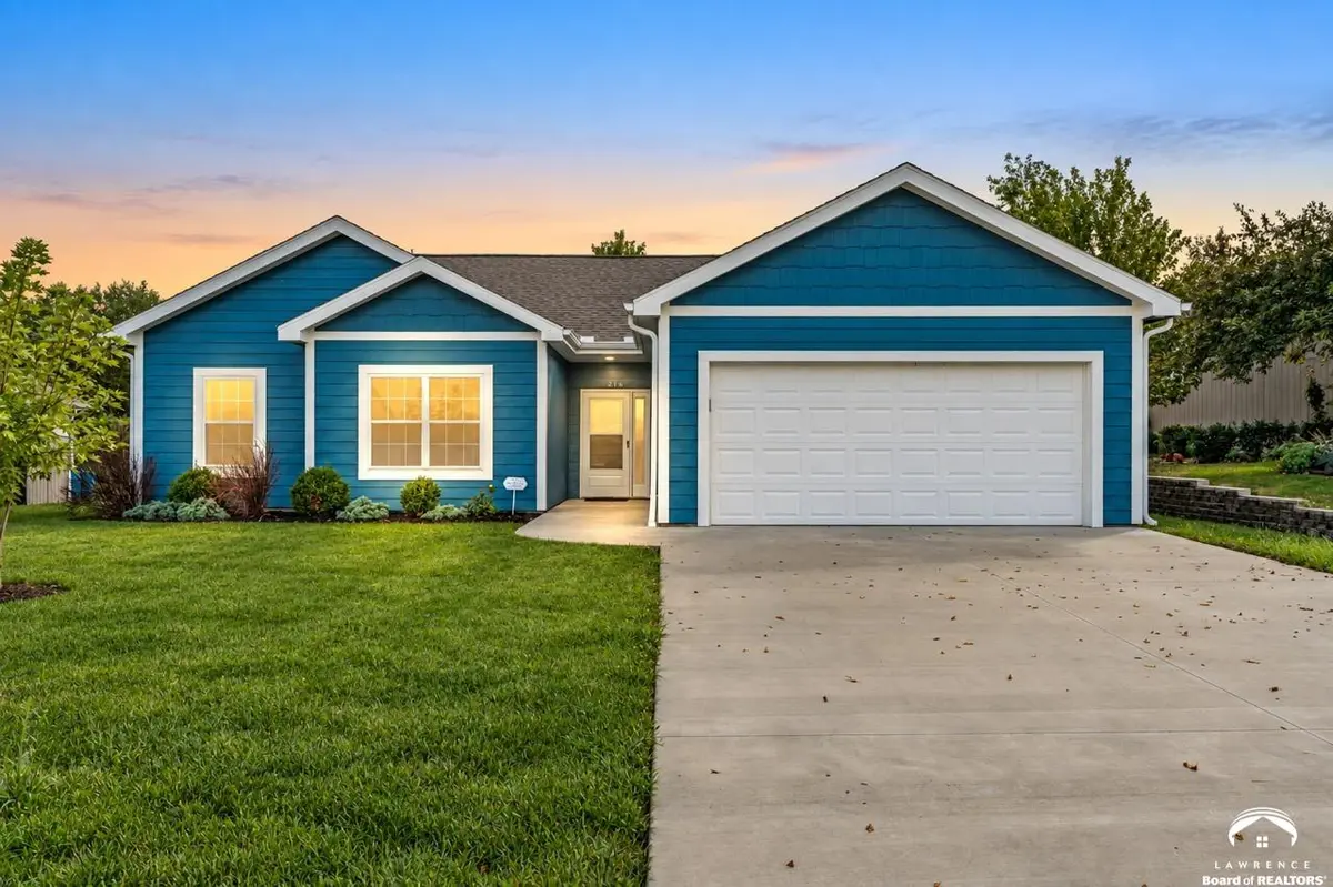 216 Meadowbrook LN, Wellsville, KS 66092