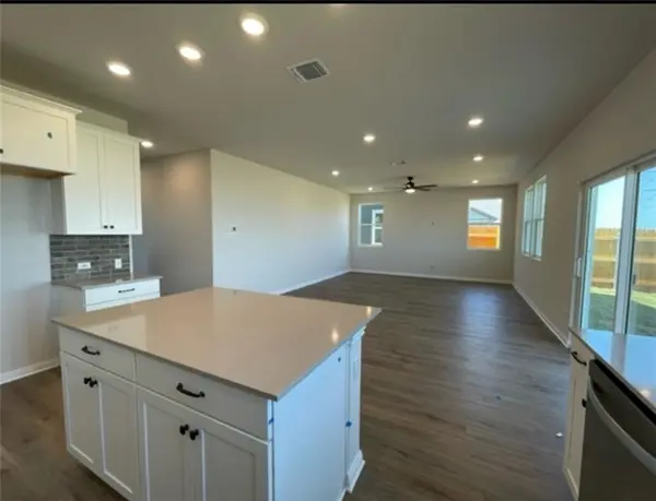 911 Gray Fox LOOP, Hutto, TX 78634