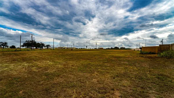 227 N Us Highway 77, Rockdale, TX 76567