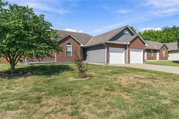 981 Owl Creek Pkwy, Odessa, MO 64076