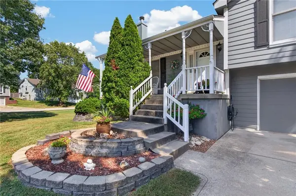 101 SW Drew LN, Lee's Summit, MO 64081