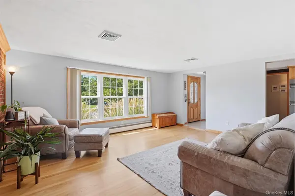 83 Harth DR, New Windsor, NY 12553