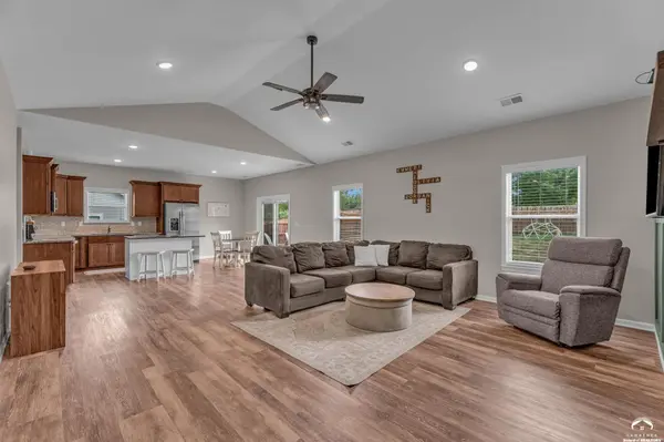 216 Meadowbrook LN, Wellsville, KS 66092