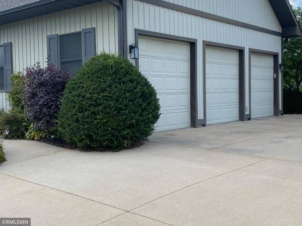 1008 Hidden Meadow LN, Lake City, MN 55041