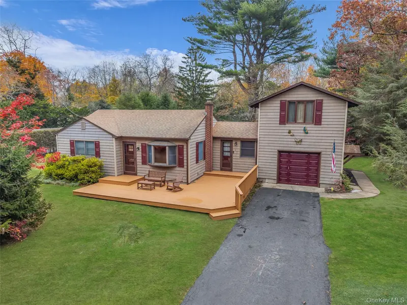 17 Hawkins LN, Brookhaven, NY 11719