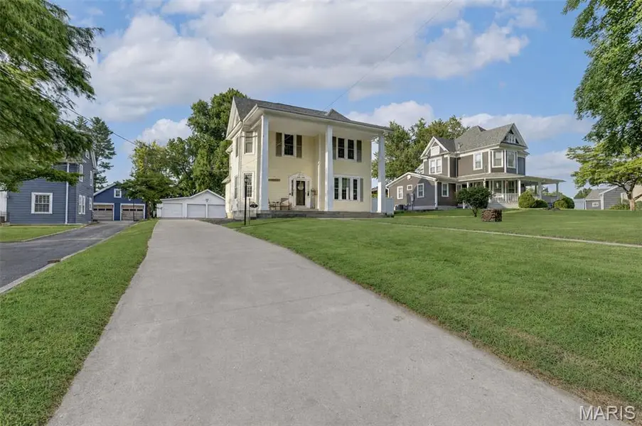 812 E Washington ST, Pittsfield, IL 62363