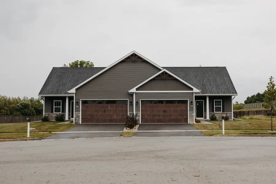 744 Anjali CT #R, Sycamore, IL 60178