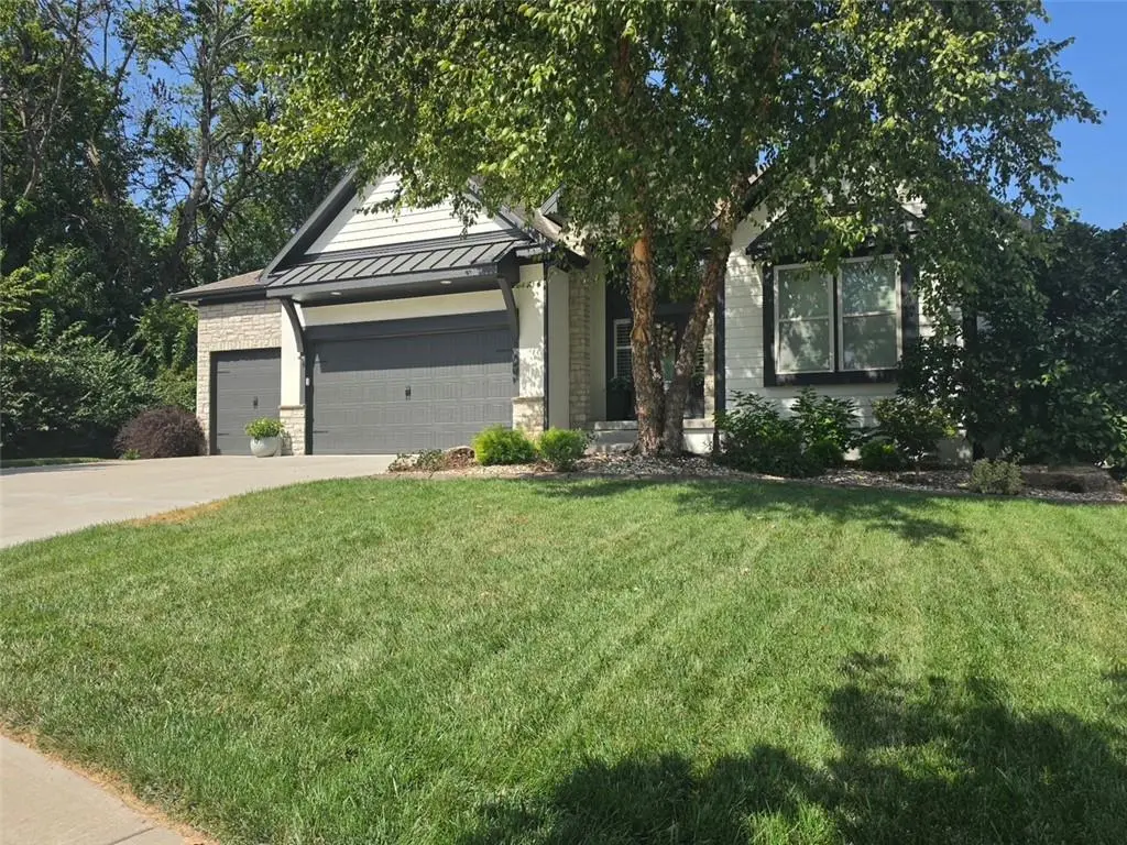 15882 W 165th TER, Olathe, KS 66062