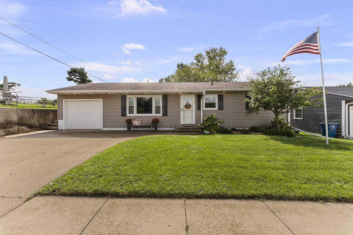 921 14TH ST, De Witt, IA 52742