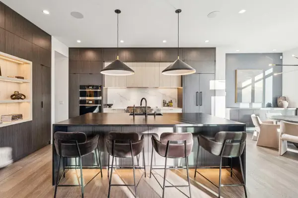 2407 13 AVE NW, Calgary, AB T2N 1L7