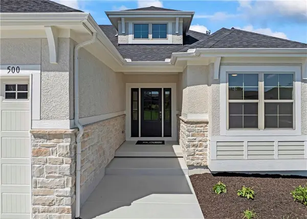 500 Bentwater DR, Raymore, MO 64083