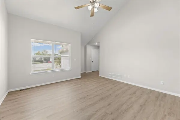 1052 NE Queens CT, Lee's Summit, MO 64064