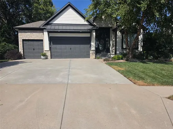 15882 W 165th TER, Olathe, KS 66062