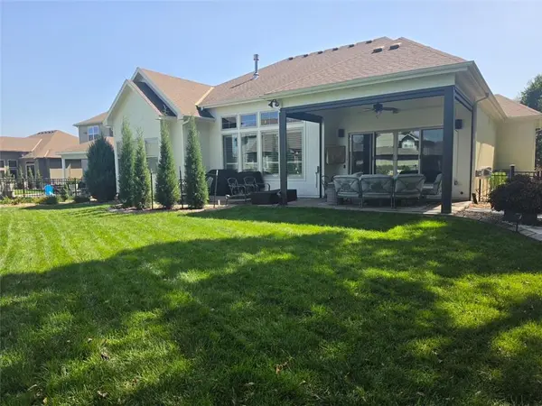 15882 W 165th TER, Olathe, KS 66062