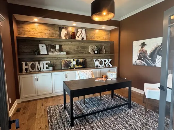 18613 Mohawk LN, Overland Park, KS 66085