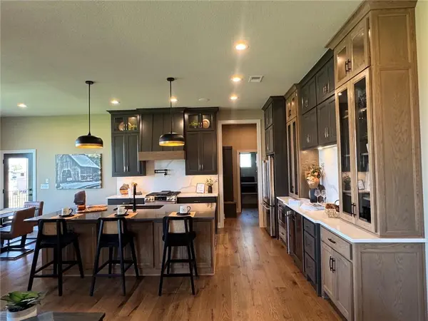 18613 Mohawk LN, Overland Park, KS 66085