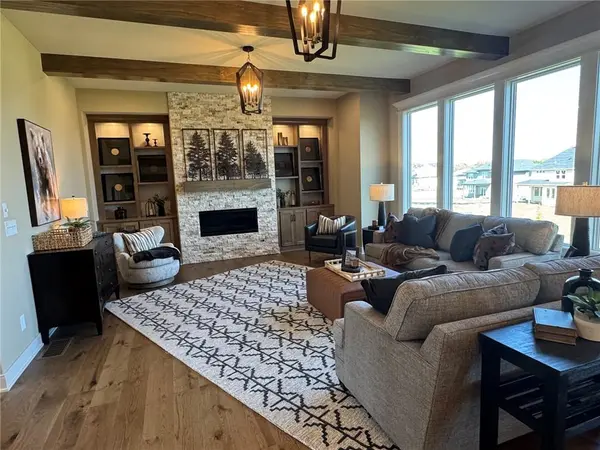 18613 Mohawk LN, Overland Park, KS 66085