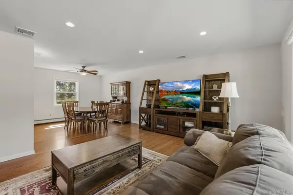 53 Greenwood LN, Valhalla, NY 10595
