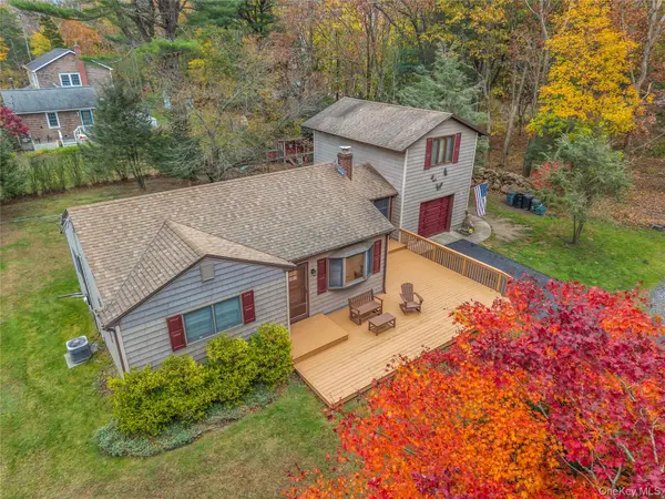 17 Hawkins LN, Brookhaven, NY 11719