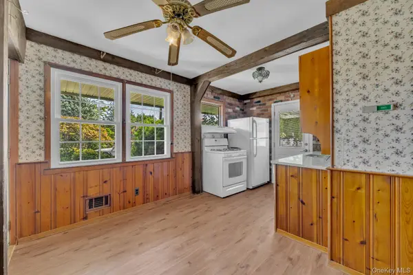 170 Park LN, Massapequa, NY 11758