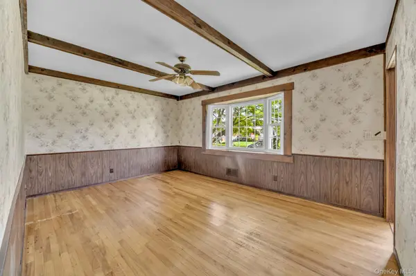 170 Park LN, Massapequa, NY 11758