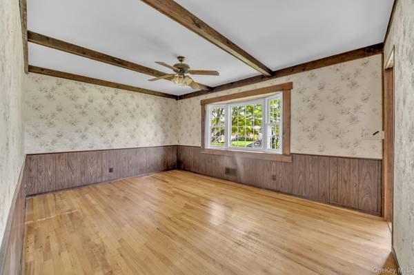 170 Park LN, Massapequa, NY 11758