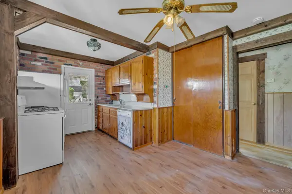170 Park LN, Massapequa, NY 11758