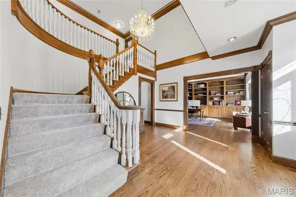 924 Cabernet DR, Town And Country, MO 63017