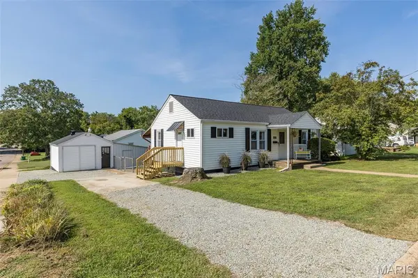 622 E College ST, Farmington, MO 63640