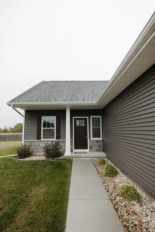 742 Anjali CT #L, Sycamore, IL 60178