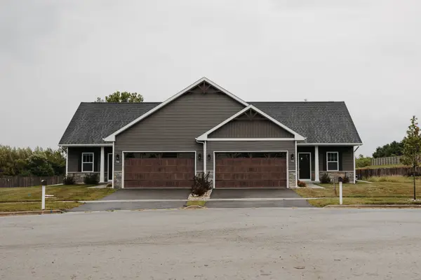 744 Anjali CT #R, Sycamore, IL 60178