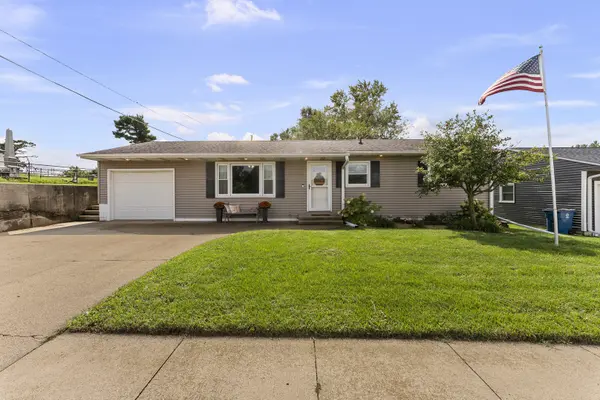921 14TH ST, De Witt, IA 52742