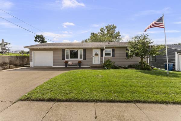 921 14TH ST, De Witt, IA 52742
