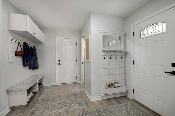 970 Redwing CT, Chanhassen, MN 55317