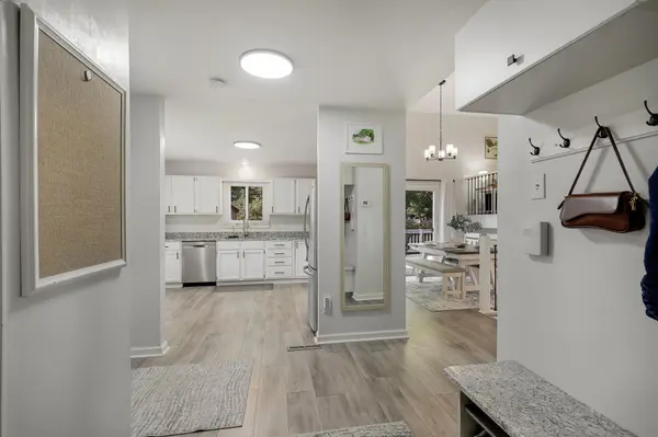 970 Redwing CT, Chanhassen, MN 55317