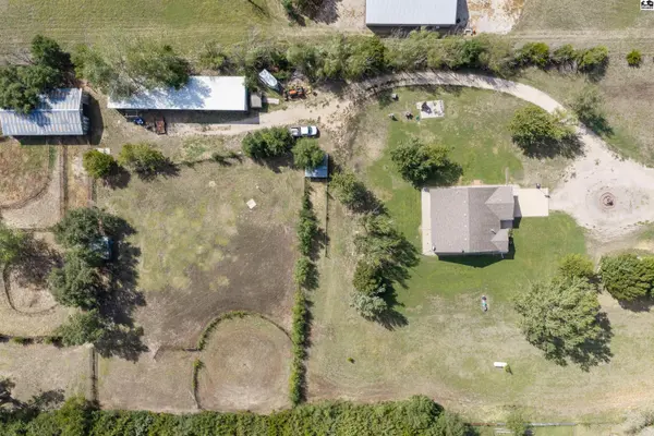 109 W Longview Rd, Hutchinson, KS 67501