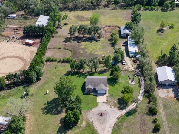 109 W Longview Rd, Hutchinson, KS 67501