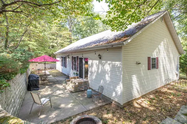 299 River Point RD, Hollister, MO 65672