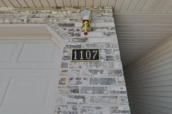 1107 E Melton RD, Ozark, MO 65721