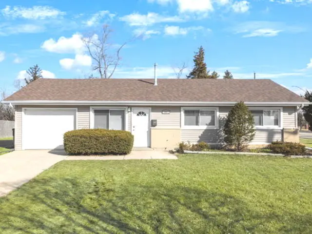 10 W Thacker ST, Hoffman Estates, IL 60169