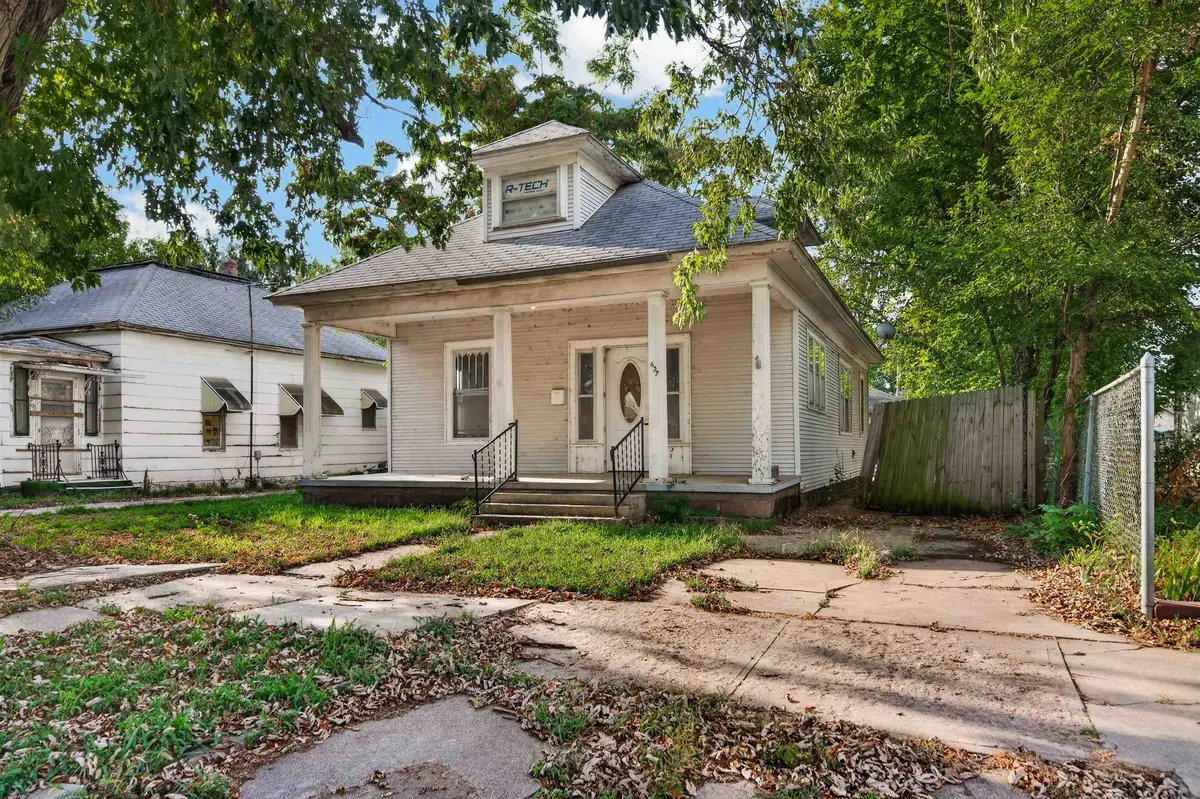 637 E 1st Ave, Hutchinson, KS 67501