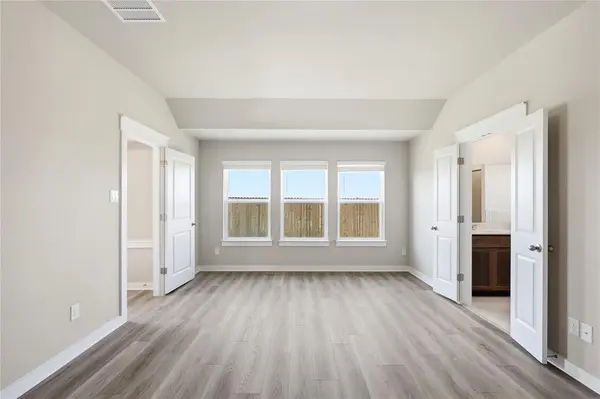 201 Red Wolf DR, Jarrell, TX 76537