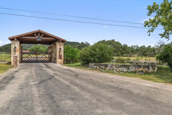 241 E Lynx CV, Blanco, TX 78606